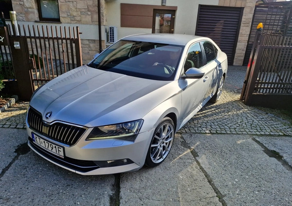 Skoda Superb cena 57900 przebieg: 277631, rok produkcji 2015 z Tarnów małe 106